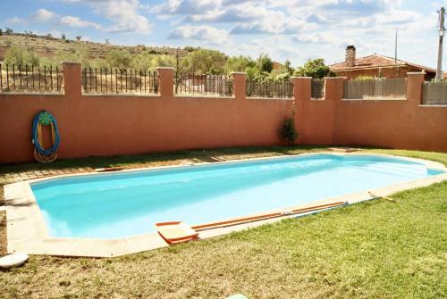 una piscina in un cortile con recinzione di 6 bedrooms villa with private pool furnished terrace and wifi at Cerezo de Mohernando a Cerezo de Mohernando