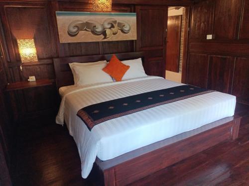 Una cama o camas en una habitación de Astana Swaha Villa