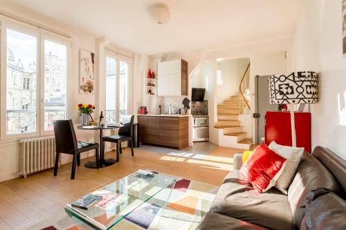 un salon avec un canapé et une table dans l'établissement Welcome to Montmartre !, à Paris