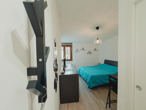 een slaapkamer met een bed en een bureau in een kamer bij Appartamento - Paolo Mascagni-Centro Storico in Siena