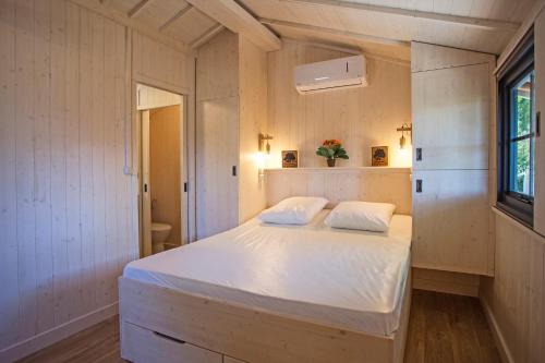 1 dormitorio con 1 cama blanca grande en una habitación en Mobil Home Confort en Lescar