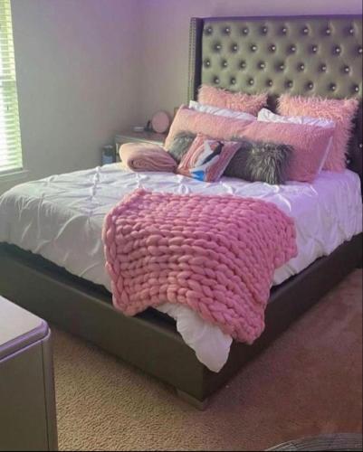 a bedroom with a bed with a pink blanket on it at Habitación- valledupar cesar in Valledupar