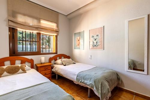 1 dormitorio con 2 camas y ventana en Cielo Azul tu oasis vacacional en Roda-Murcia, en Roda