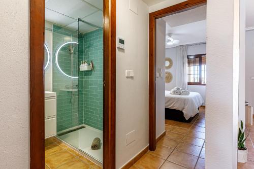 baño con ducha y puerta de cristal en Cielo Azul tu oasis vacacional en Roda-Murcia en Roda