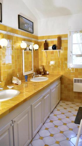 une salle de bain avec deux lavabos et deux miroirs dans l'établissement Villa charmante à Le Plan-de-la-Tour avec piscine privée, à Le Revest-les-Eaux