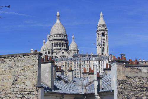 une vue de la cathédrale de Londres depuis les toits des immeubles dans l'établissement Welcome to Montmartre !, à Paris