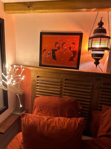 - une chambre avec un lit, une photo et une lampe dans l'établissement ORANGE STUDIO 24 24 Access, à Bois-Colombes