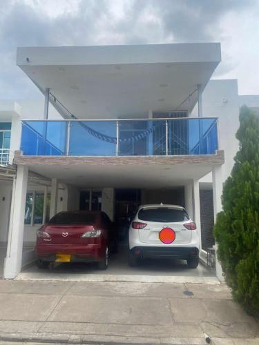 two cars parked in front of a house at CASA GRANDE 3 CUARTOS 10 PERSONAS in Valledupar