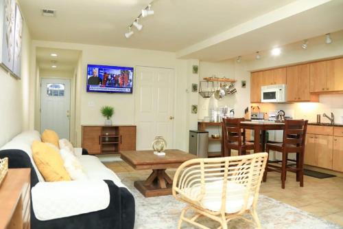 un soggiorno e una cucina con divano e tavolo di Private Room with Private Bathroom Centrally Located a Washington
