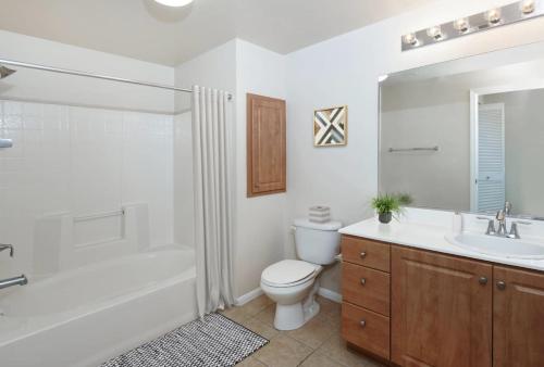 La salle de bains est pourvue de toilettes, d'un lavabo et d'une douche. dans l'établissement MDR Furnished Apartments, à Los Angeles