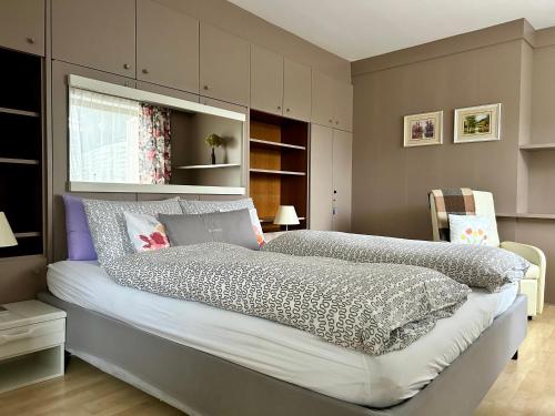 sypialnia z dużym łóżkiem w pokoju w obiekcie St. Vigilhof w mieście Nals