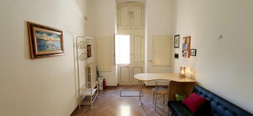 ein kleines Zimmer mit einem Tisch und einem Fenster in der Unterkunft Casa Giuseppina Lecce in Lecce
