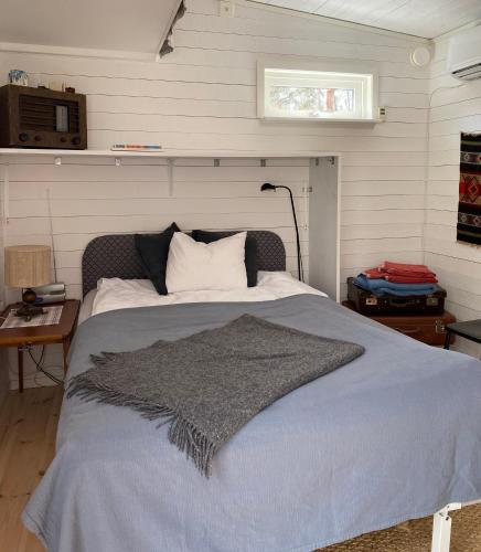 ein Schlafzimmer mit einem großen Bett in einem Zimmer in der Unterkunft Sigridsro in Alingsås