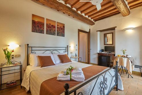 a bedroom with a bed with towels on it at Agriturismo Bonello in Pienza