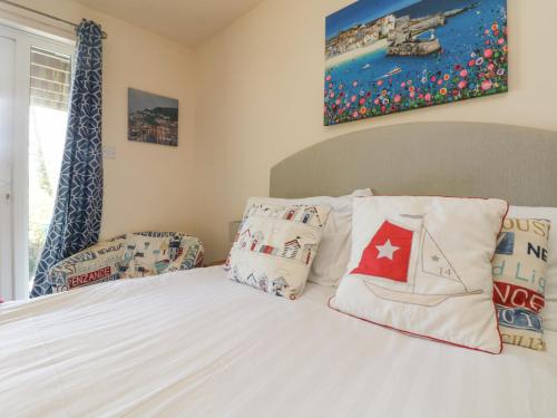 - une chambre avec un lit doté de draps et d'oreillers blancs dans l'établissement Valley Lodge 44, à Callington
