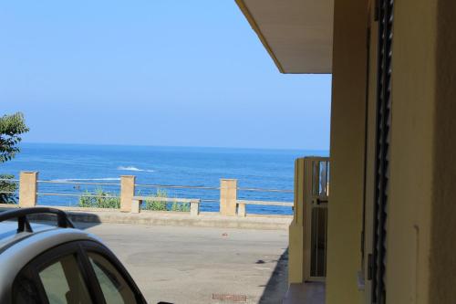 a view of the ocean from a house at Appartamento smart con splendido mare sotto casa in Capo Rizzuto