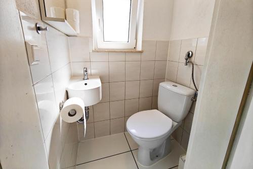 niewielka łazienka z toaletą i oknem w obiekcie Work&Stay House with Terrace in Heidenheim w mieście Heidenheim an der Brenz