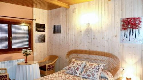 una camera con letto, tavolo e finestra di 5 bedrooms villa with private pool enclosed garden and wifi at Jerte a Jerte