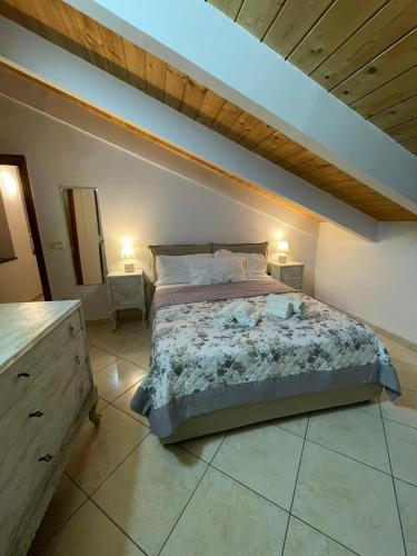 Il cottage di Matilde في كاستيلاماري دي ستابيا: غرفة نوم بسرير وسقف خشبي