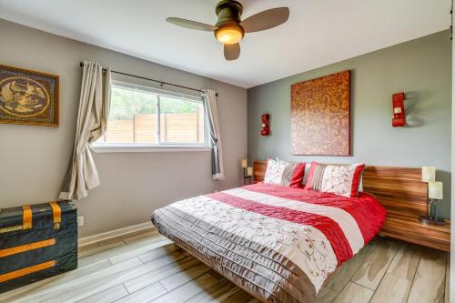 מיטה או מיטות בחדר ב-Austin Area Vacation Rental with Deck and Gas Grill!