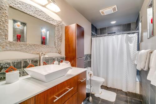 uma casa de banho com um lavatório e um WC em Austin Area Vacation Rental with Deck and Gas Grill! em Austin