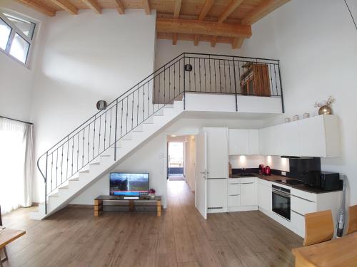 cocina con escalera y sala de estar. en KitzviewTerrace, en Zell am See