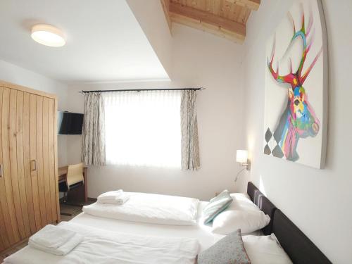 1 dormitorio con 2 camas y ventana en KitzviewTerrace, en Zell am See