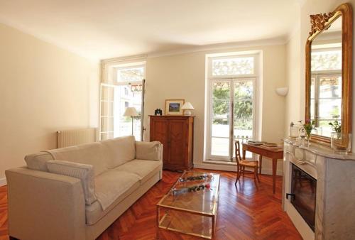 PALMERAIE - Magnifique appartement d'epoque avec Vue Mer 4 personnes avec terrasse Le Port Nice