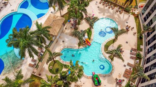 - une vue sur la piscine d'un complexe dans l'établissement Apartamento nas dependencias do Recinto de Rodeio em Barretos, à Barretos