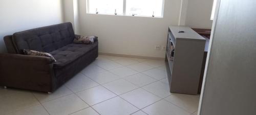 - un salon avec un canapé et un réfrigérateur dans l'établissement Apartamento nas dependencias do Recinto de Rodeio em Barretos, à Barretos