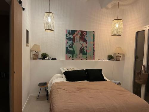 A bed or beds in a room at Luxueuse Villa avec Piscine pour 8 Personnes et Vue Mer Exceptionnelle proche des Plages