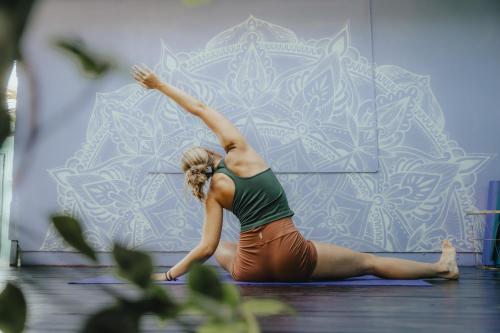 una mujer haciendo una pose de yoga en el suelo en Pura Vibra Hostel en Fortuna