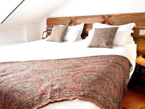 two beds in a hotel room with white sheets at Anahita Boutique Hotel in Málaga