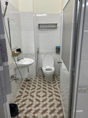 ein kleines Bad mit WC und Waschbecken in der Unterkunft HOTEL ANH TUẤN in Ấp Cái Giá