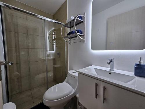 a bathroom with a toilet and a sink and a shower at Hermoso apartamento a 15 minutos del aeropuerto in Heredia