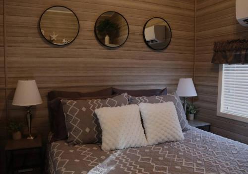 Katil atau katil-katil dalam bilik di Tiny Home in Melbourne Beach
