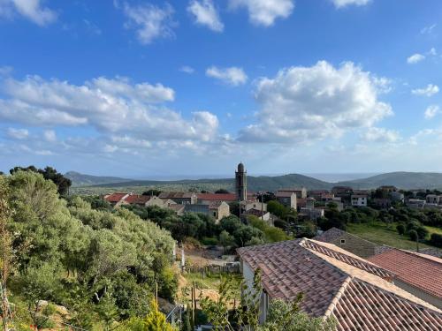 Photo de la galerie de l'établissement Les Guetalis du Rocher et Village, à Monacia-dʼAullène