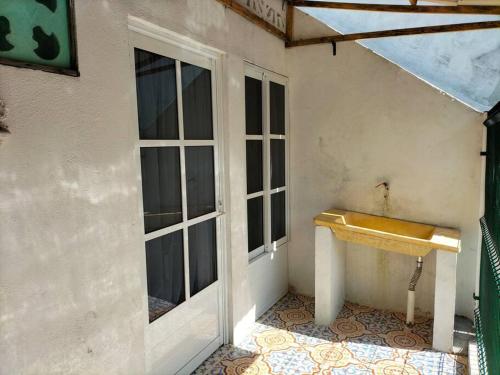 a building with a window and a bench on the side at Suite Jacinto in Villahermosa