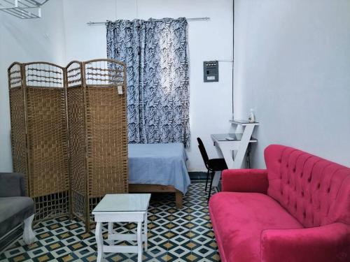a living room with a couch and a table at Suite Jacinto in Villahermosa
