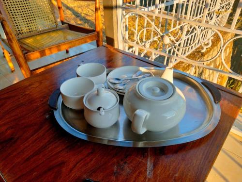 uma bandeja com quatro conjuntos de chá sobre uma mesa em Batrasi Dak Bungalow 