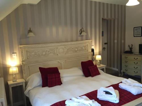 a hotel room with a bed and a lamp at The Hand at Llanarmon in Llanarmon Dyffryn-Ceiriog