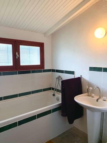 une salle de bain avec un lavabo et une baignoire dans l'établissement Bergerie Geldi Leku, à Saint-Jean-le-Vieux