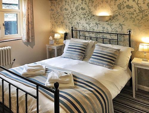 um quarto com uma cama com duas toalhas em The Hand at Llanarmon em Llanarmon Dyffryn-Ceiriog