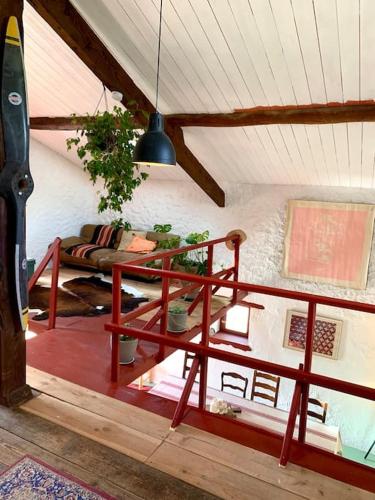 un salon avec une table et un canapé dans l'établissement Bergerie Geldi Leku, à Saint-Jean-le-Vieux