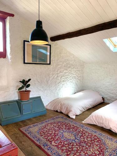 Cette chambre dispose de 2 lits et d'un tapis. dans l'établissement Bergerie Geldi Leku, à Saint-Jean-le-Vieux