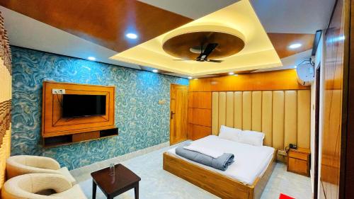 Cette petite chambre comprend un lit et une télévision. dans l'établissement Hotel Sonar Bangla, à Rangamati