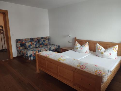 Una cama o camas en una habitación de Bauernhof Lienharter