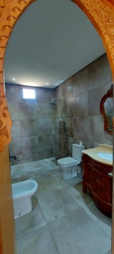 Un baño de Dar HAKIM piscine privée