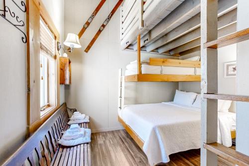 ein Schlafzimmer mit einem Etagenbett und einer Leiter in der Unterkunft The Snowflake Sanctuary in Dover