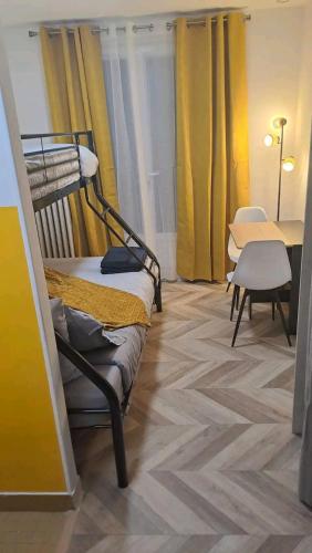 une chambre avec un lit et une table et une salle à manger dans l'établissement Monastère, à Ville-dʼAvray